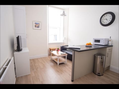 TV and multimedia, Kitchen or kitchenette, Living room, Seating area, Dining area