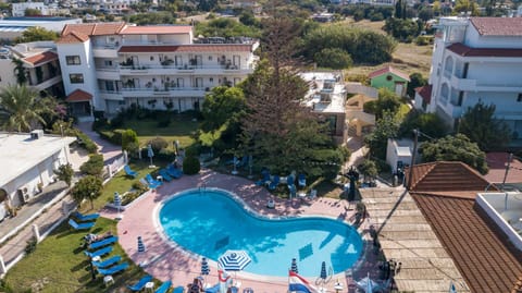 Property building, Bird's eye view, Swimming pool, sunbed