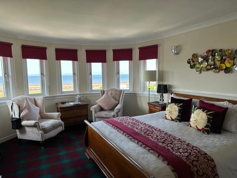 Bed, Day, Seating area, Bedroom, Sea view