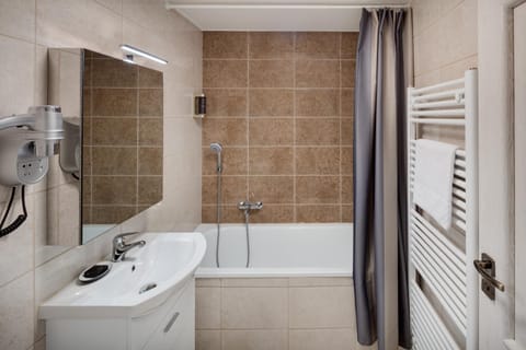 Day, Bathroom, Autumn, Area and facilities, Bath, heating, internet, towels, washing machine