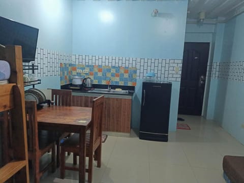 Vimelzu Mhavic Family Room Condo in Paranaque