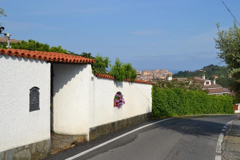 Property building, Facade/entrance, Spring, Street view