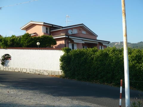 Property building, Facade/entrance, Decorative detail, Garden view, Landmark view, Street view