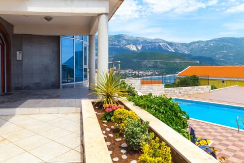 Facade/entrance, Day, Balcony/Terrace, On site, City view, Mountain view, Pool view, Sea view, Swimming pool