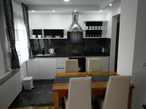 Kitchen or kitchenette, Dining area