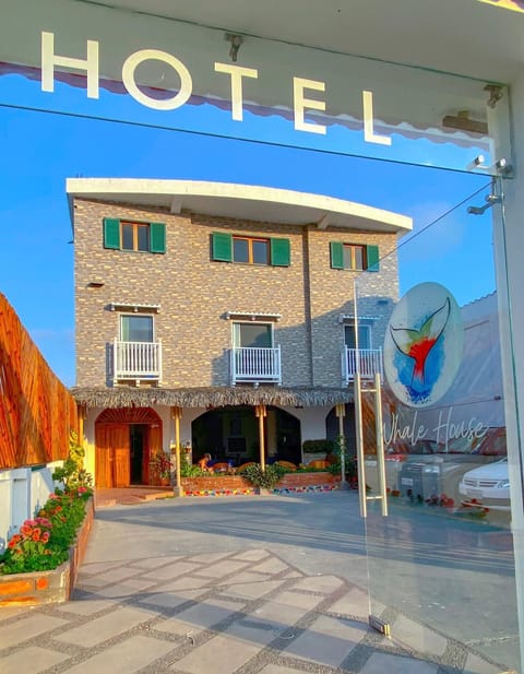 Whale House Hotel Inn in Puerto Lopez