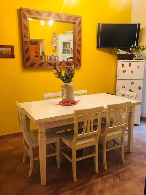 Communal lounge/ TV room, Living room, Dining area