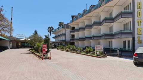 Property building, Day, Neighbourhood, Street view, Location, Parking