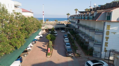 Property building, Day, People, Neighbourhood, Natural landscape, Sea view, Street view, Location, group of guests, Parking