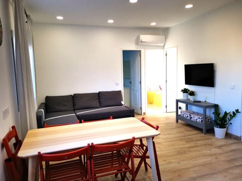 TV and multimedia, Living room, Seating area, Dining area