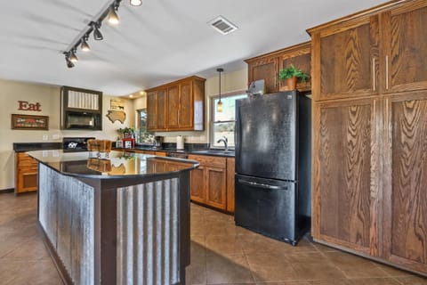 Coffee/tea facilities, Kitchen or kitchenette, dishwasher, oven, stove