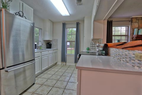 Coffee/tea facilities, Kitchen or kitchenette, microwave, oven, stove