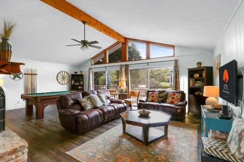 Communal lounge/ TV room, Living room, Entertainment