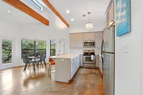 Kitchen or kitchenette, Dining area, oven, stove