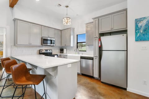 Coffee/tea facilities, Kitchen or kitchenette, dishwasher, oven, stove