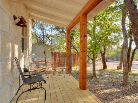 Cabins at Flite Acres-Desert Willow House in Wimberley