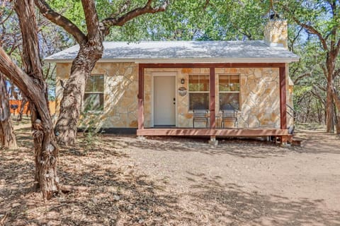 Cabins at Flite Acres - Mountain Laurel Cabin in Wimberley