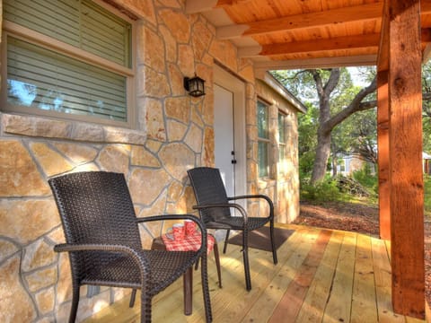 Cabins at Flite Acres - Mockingbird Cabin House in Wimberley