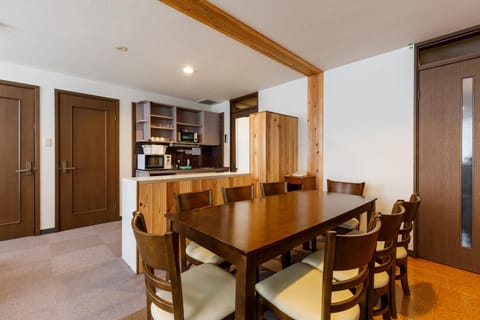 Kitchen or kitchenette, Dining area