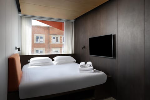 Bed, TV and multimedia, Bedroom, towels