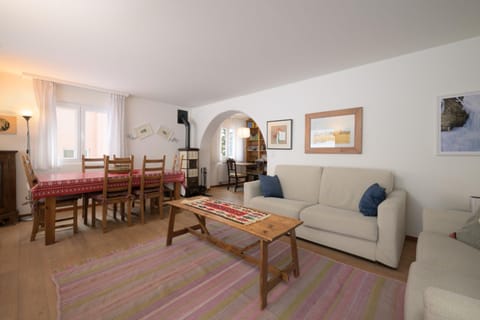 Chesa Gulas - La Punt-Chamues-ch Apartment in Samedan