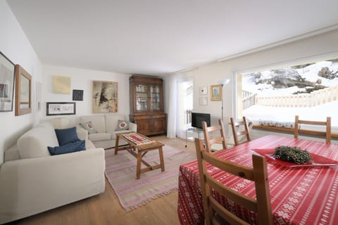 Chesa Gulas - La Punt-Chamues-ch Apartment in Samedan