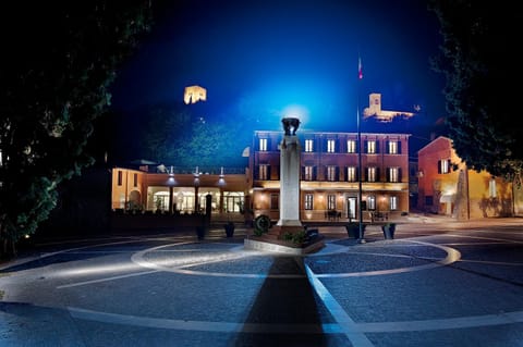 Property building, Facade/entrance, Night