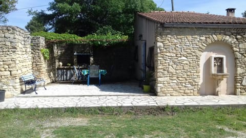 Facade/entrance, BBQ facilities, Garden, Dining area, Garden view