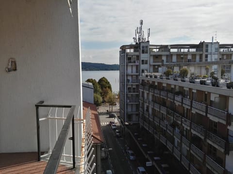 Balcony/Terrace, City view, Lake view, Street view