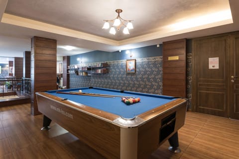 Billiard, Game Room