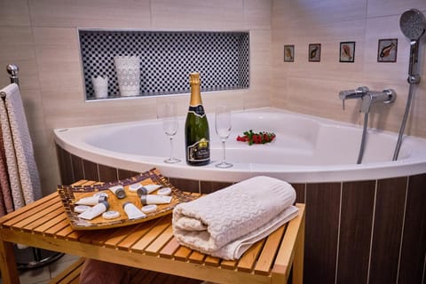 Massage, Sauna, Solarium, Steam room, Spa and wellness centre/facilities, Drinks, Alcoholic drinks