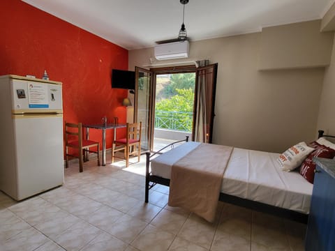 Bed, TV and multimedia, Dining area, Bedroom, air conditioner