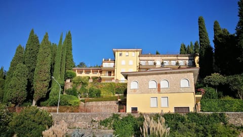 Property building, Facade/entrance, Day, Summer, On site, Garden view