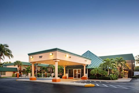 Super 8 by Wyndham North Palm Beach Motel in North Palm Beach