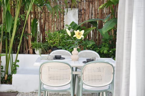 Garden, Dining area