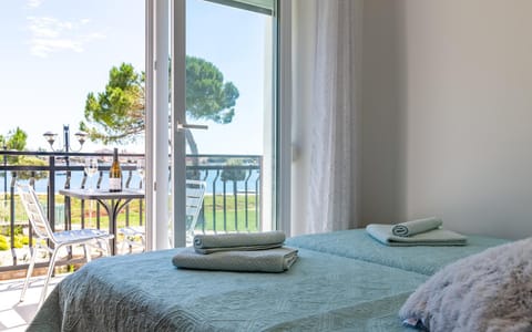 Bed, Balcony/Terrace, Bedroom, Sea view