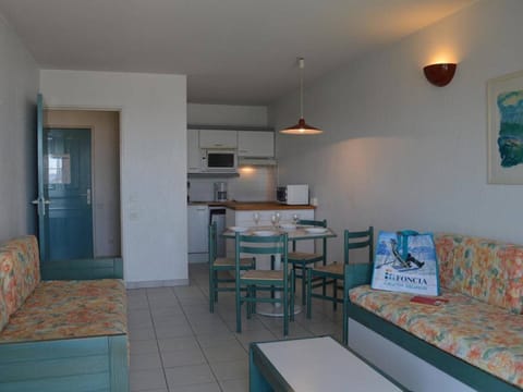 Fréjus: Appt 2P, 5 pers, Piscine, Plage à 150m, Parking, Animaux OK - FR-1-226A-357 Apartment in Fréjus