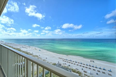 Tropical Gulf Front Condo with Picnic Area & Grills - Unit 0802 Apartment in Lower Grand Lagoon