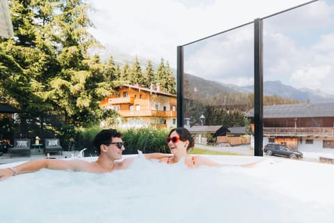 Day, Natural landscape, Hot Tub, View (from property/room), Balcony/Terrace, Evening entertainment, Mountain view, group of guests