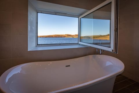 Bathroom, Sea view