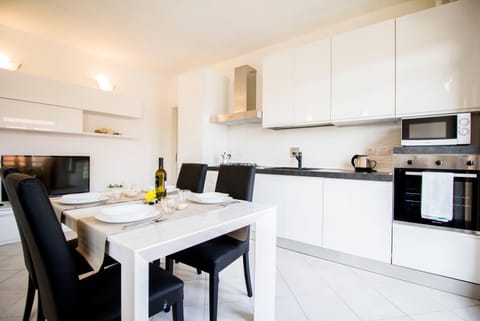 TV and multimedia, Kitchen or kitchenette, Living room, Seating area, Dining area