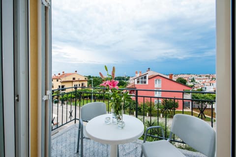 Balcony/Terrace, Street view