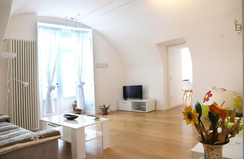 Bed, TV and multimedia, Living room