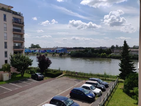 Day, Neighbourhood, River view, Parking