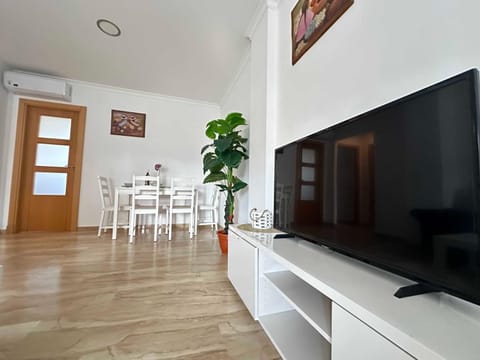 Communal lounge/ TV room, TV and multimedia, Living room, Dining area, air conditioner