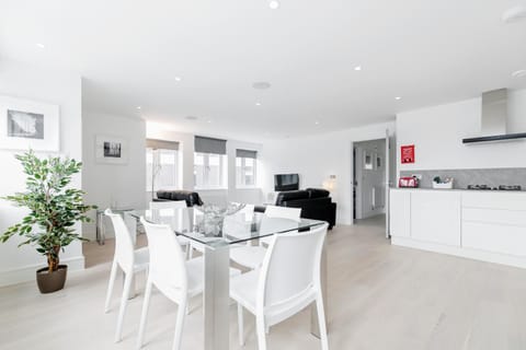 Roomspace Serviced Apartments- Walpole Court Condo in London Borough of Ealing