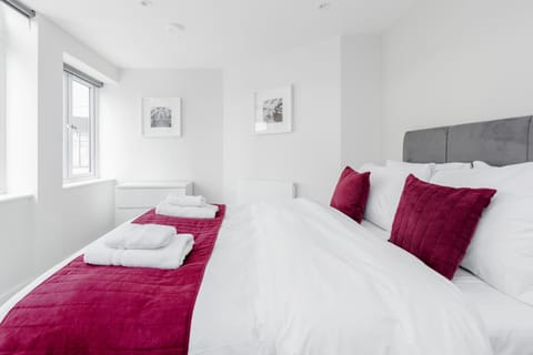 Roomspace Serviced Apartments- Walpole Court Apartment in London Borough of Ealing
