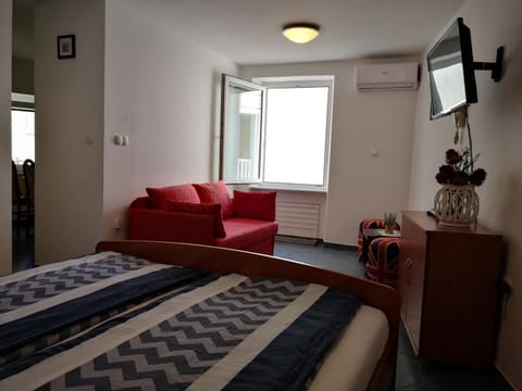 TV and multimedia, Living room, Photo of the whole room, Seating area, Bedroom