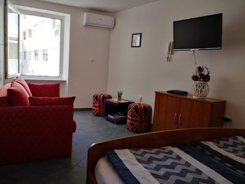 TV and multimedia, Living room, Seating area, Bedroom
