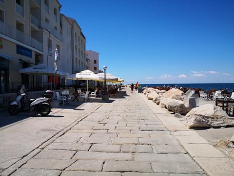 Restaurant/places to eat, Neighbourhood, Beach